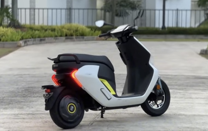 Review ZO6 Plus 2025, motor listrik side drive Rp37,5 juta. Top speed 87 km/jam, desain futuristik tapi tanpa fitur mundur.