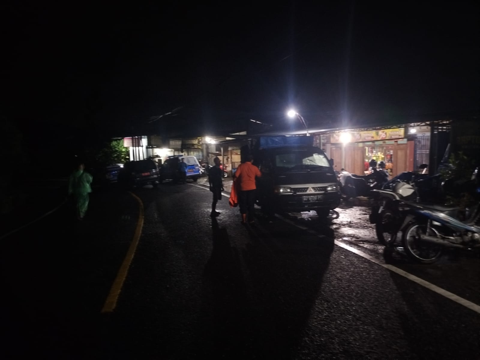Petugas BPBD Trenggalek bersama TNI/ Polri dan pihak terkait memasang water barrier di KM 16 Trenggalek- Ponorogo, Jawa Timur, Selasa (3/3/2026). 