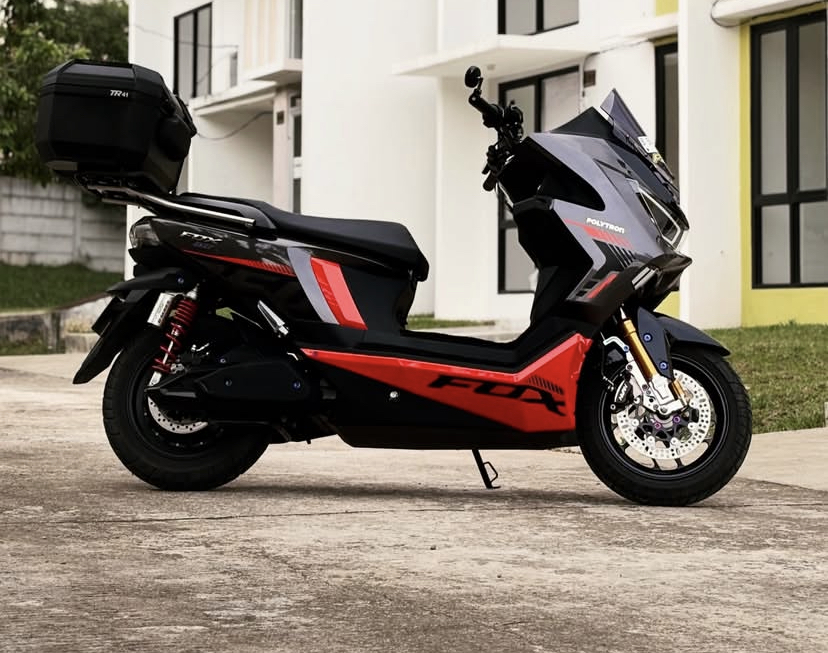 Komparasi Polytron Fox 350 vs M100, adu fitur, baterai, dan kenyamanan. Mana motor listrik paling worth it?