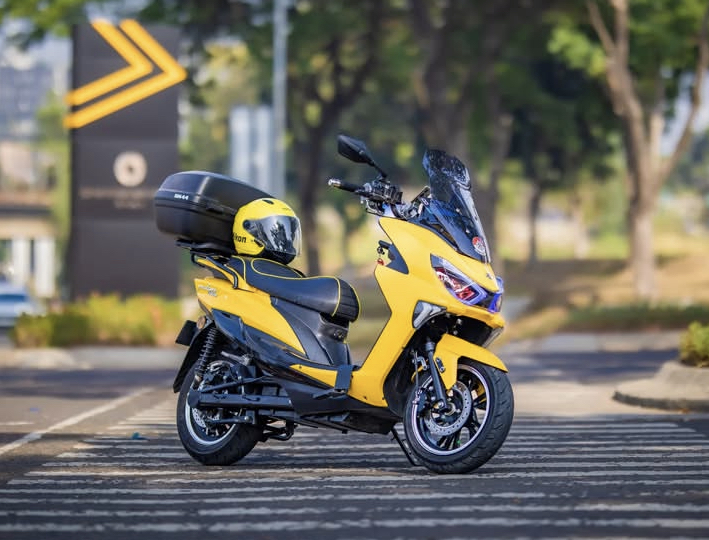 Review Polytron Fox R: top speed 97 km/jam, jarak tempuh 100 km, tapi ada sewa baterai Rp200 ribu per bulan.