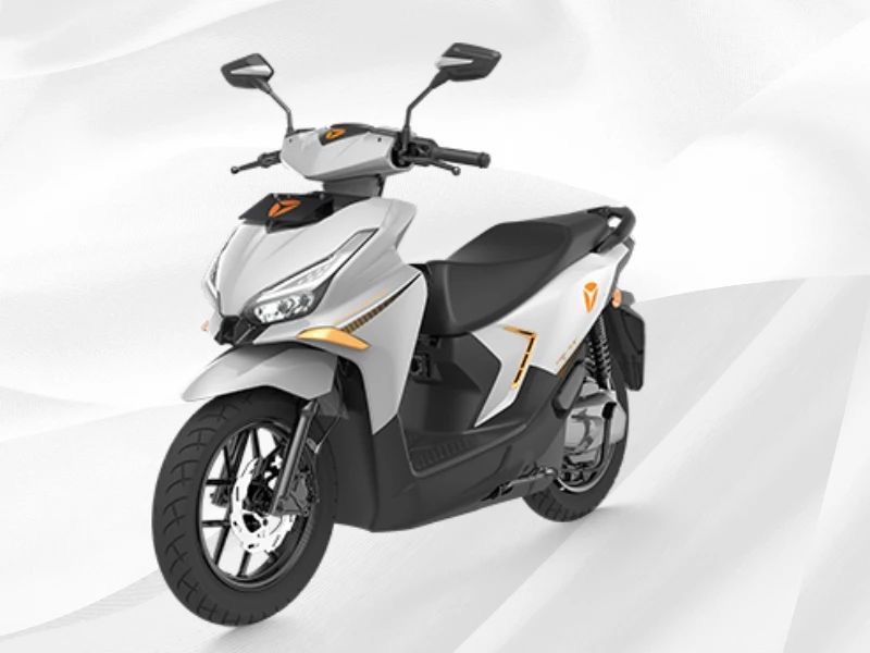 Yadea Velux hadir dengan jarak tempuh 130 km, top speed 80 km/jam, fitur smart GPS, harga mulai Rp19 jutaan.
