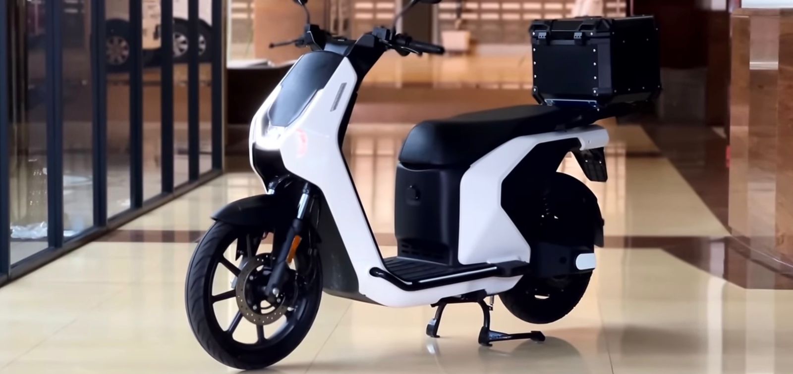 Charge Biket hadir dengan jarak tempuh 170 km dan fast charging 40 menit. Harga mulai Rp29,88 juta OTR Jakarta.