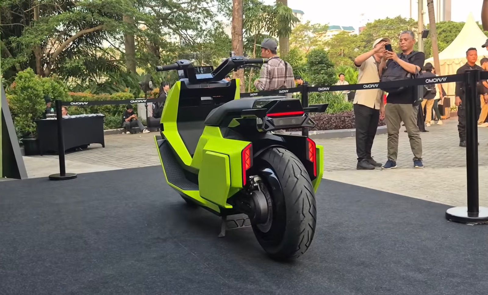Motor listrik Omoway bisa berdiri sendiri, punya ADAS dan radar 360 derajat, tampil futuristis ala Tesla.
