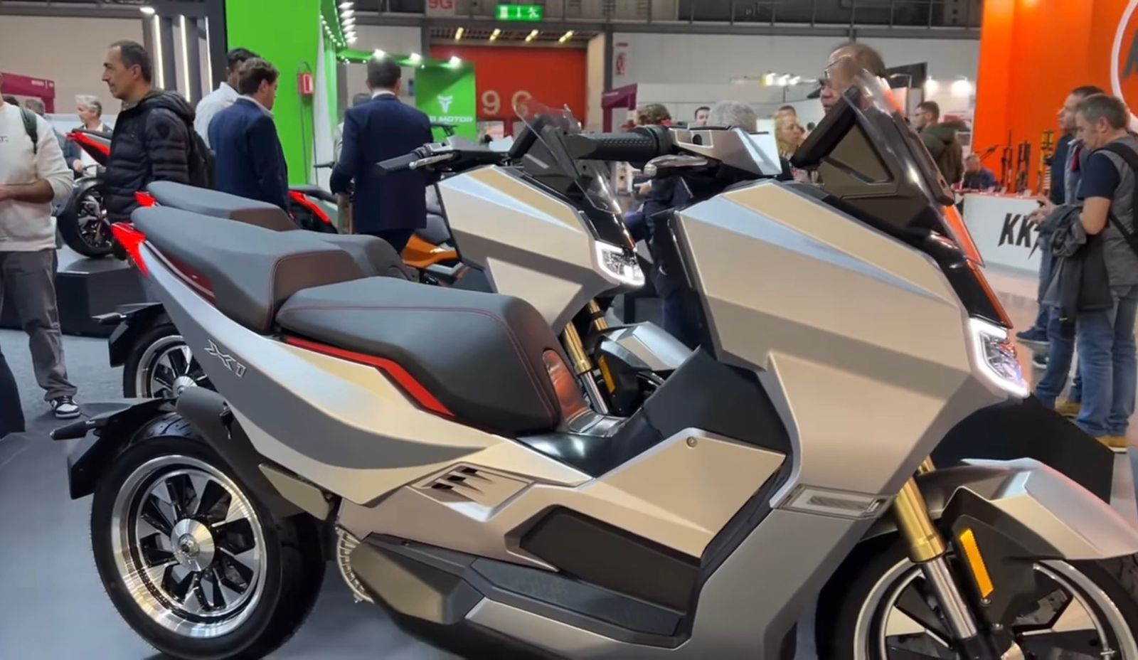 BMW CE 04 skuter listrik futuristis dengan tenaga 42 hp, torsi 62 Nm, baterai 11 kWh dan harga Rp380 juta.