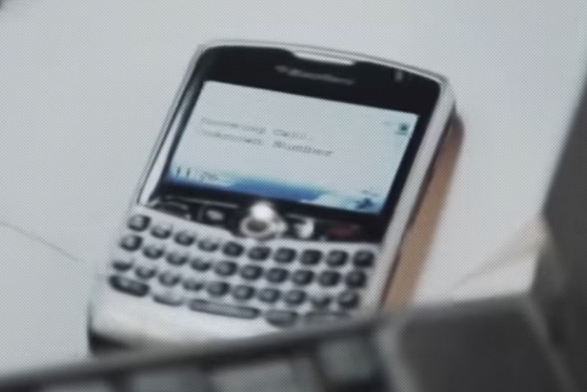 Pernah jaya dengan BBM, simak kisah tragis kejatuhan BlackBerry yang hancur karena iPhone. Pelajaran mahal tentang inovasi di dunia teknologi!