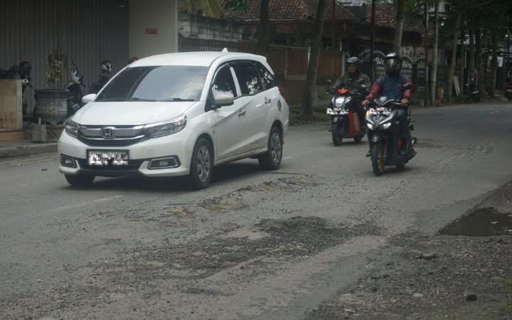 RUSAK LAGI: Setelah diperbaiki dua puluh hari silam, salah satu sudut Jalan Veteran rusak kembali.