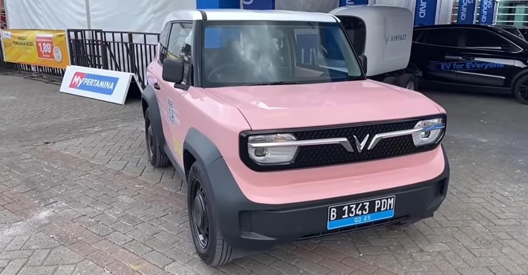 VinFast VF3 hadir sebagai mobil listrik mini bergaya SUV. Harga Rp227 juta sudah termasuk baterai dan gratis charging 3 tahun.