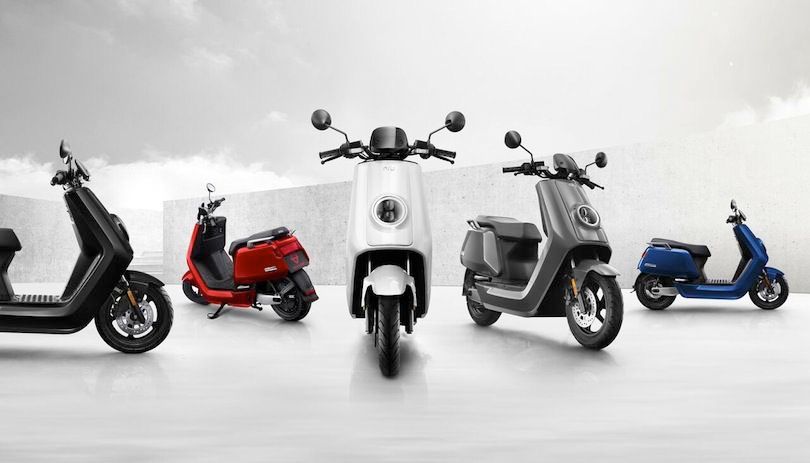 Indomobil e-Motor Sprinto hadir sebagai skutik listrik sporty dengan baterai 2,45 kWh, jarak tempuh 110 km, dan panel touchscreen modern.
