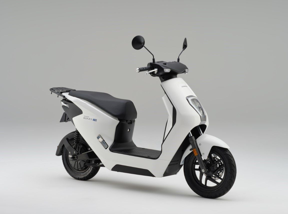 Yamaha IS06 hadir dengan jarak tempuh 160 km, baterai 4 kWh, dan teknologi pintar untuk mobilitas perkotaan.