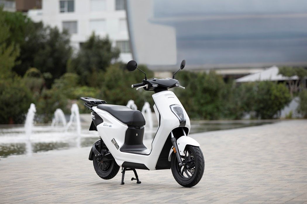 Yamaha E01 diuji jalan di Indonesia. Motor listrik maxi rasa NMAX ini punya tenaga 10,8 hp dan fitur canggih.