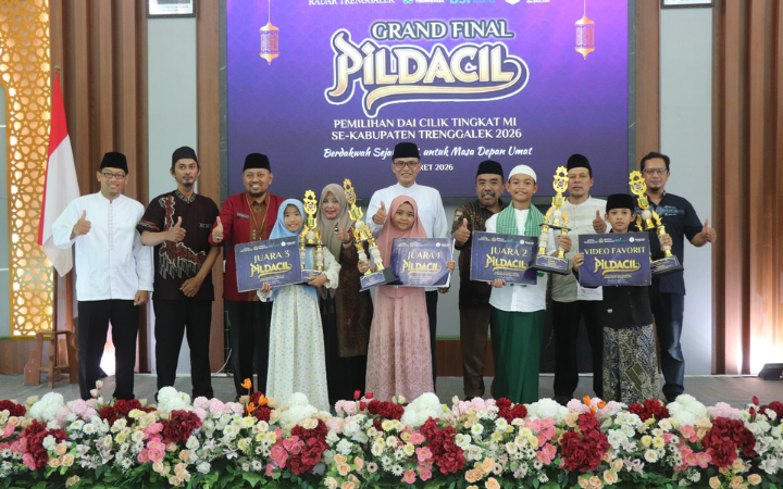 PILIHAN KETAT: Juara Pildacil MI se-Trenggalek foto bersama Kepala Kemenag, dewan juri, dan tim Radar Trenggalek, Kamis (5/3).