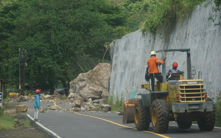 WASPADA : Tampak bongkahan batu besar menutup jalur di Desa  Nglinggis, Kecamatan  Tugu, Trenggalek, yang menghubungkan ke arah Ponorogo.