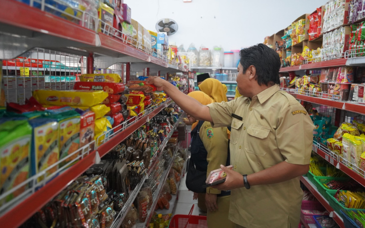 TELITI: Tim gabung dari dinkesdalduk KB, BPOM, dan lintas sektor ketika melakukan sidak ke sejumlah toko.