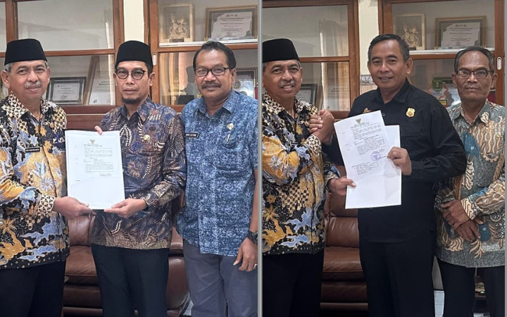 **SERAHKAN SK:** Sekda Trenggalek menyerahkan SK penunjukan Plt Dindik dan Plt Dinsos PPPA di Ruang Sekda Trenggalek, Jumat (27/2), menyusul purnatugas dua pejabat per 1 Maret 2026. 