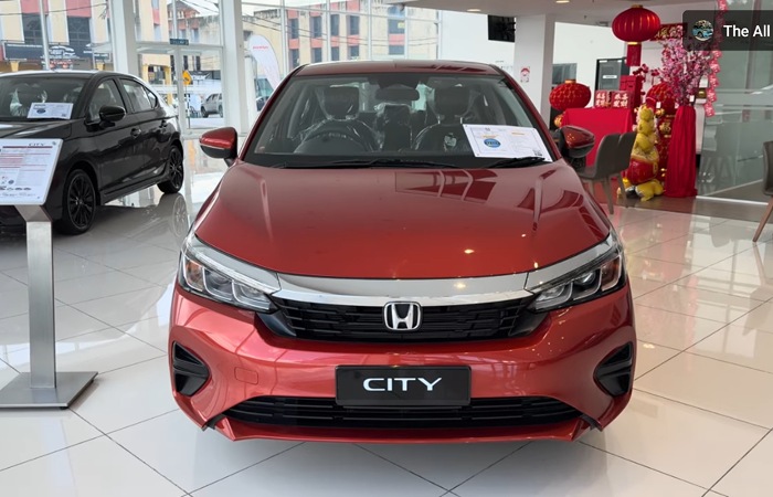 Review Honda City 2026 mengulas desain elegan, mesin 1.5L i-VTEC irit BBM, kabin luas, dan fitur keselamatan modern yang jadi daya tarik sedan ini.