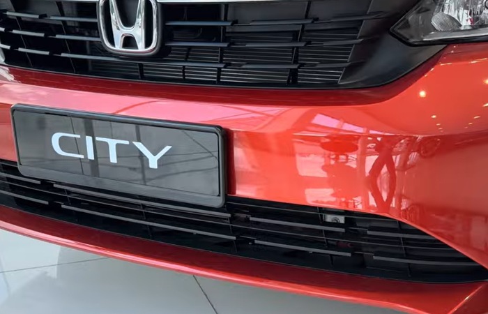Review Honda City 2026 membahas desain elegan, mesin i-VTEC irit BBM, kabin luas serta fitur keselamatan modern pada sedan Honda terbaru.