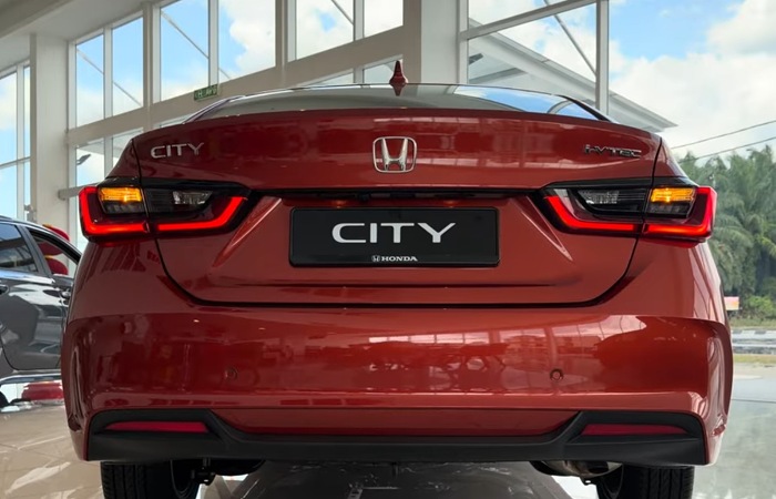 Review Honda City 2026: sedan elegan dengan mesin halus, irit BBM, kabin luas, dan fitur keselamatan modern yang semakin lengkap.
