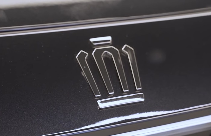 Review Toyota Crown 2026 membahas crossover hybrid 306 PS dengan desain futuristik, fitur canggih, dan performa premium.
