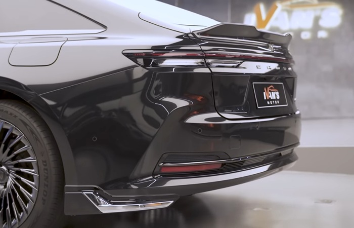 Review Toyota Crown 2026 mengulas transformasi sedan legendaris menjadi crossover sport hybrid 306 PS dengan teknologi modern.