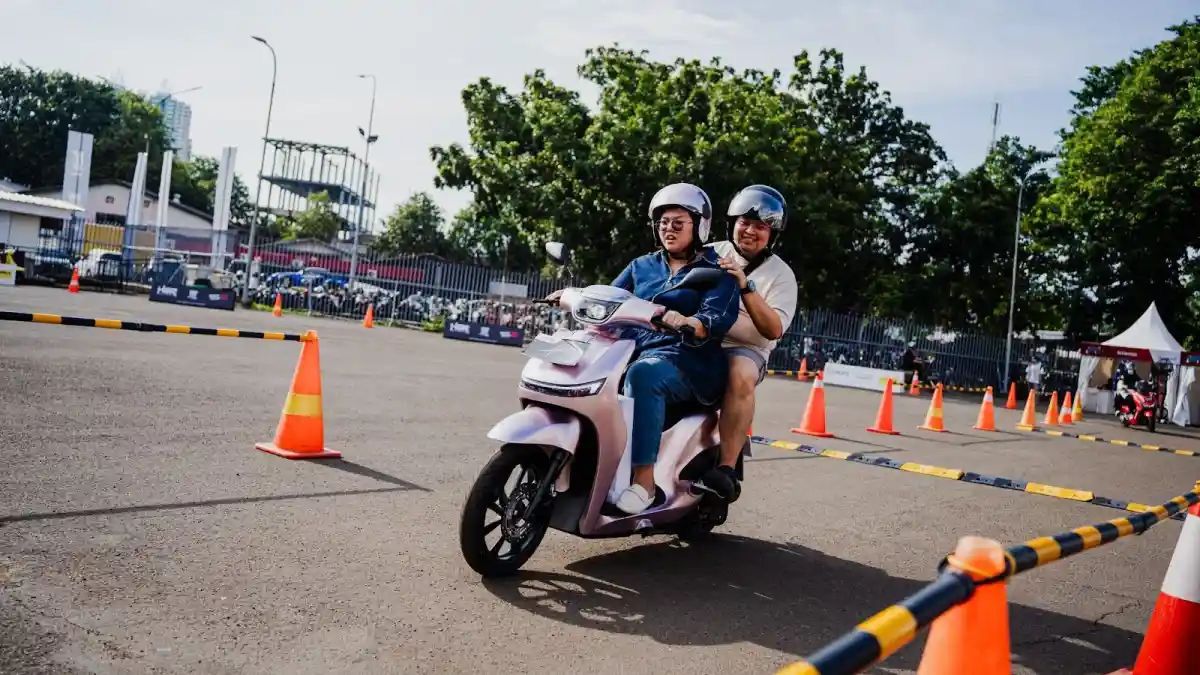 Indomobil EMotor Sprinto EV resmi hadir dengan motor listrik 3,5 kW, mode Boost, dan layar touchscreen. Harga Rp25,5 juta, fitur modern dan sporty.