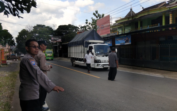 BUKA TUTUP: Sempat dibuka, ruas jalan Trenggalek-Ponorogo yang terdampak longsor ditutup kembali. 