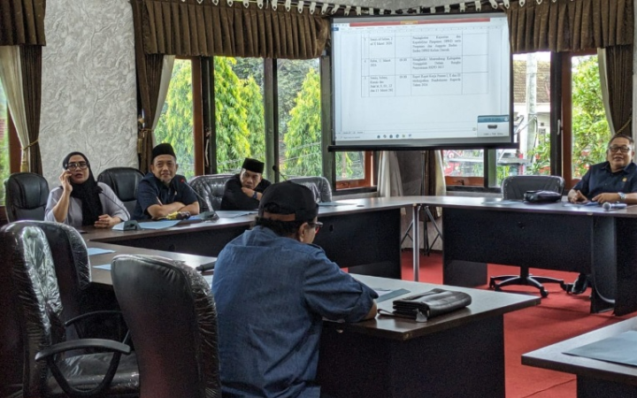 APA KEGIATANNYA: Anggota Banmus DPRD Trenggalek melakukan  rapat untuk membahas agenda di bulan Ramadan. 