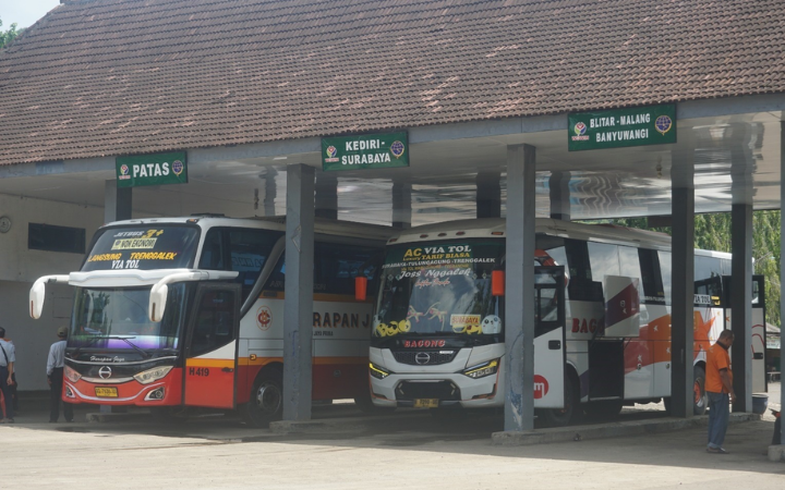 LENGANG: Sejumlah bus AKDP terparkir di Terminal Tipe A Surodakan Trenggalek menunggu penumpang di pertengahan Ramadan.