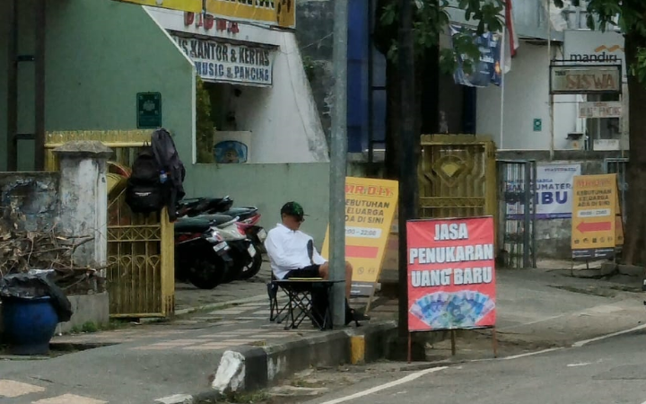 BERI JASA: Terlihat beberapa lapak jasa penukaran uang di sepanjang Jalan Panglima Sudirman Trenggalek.
