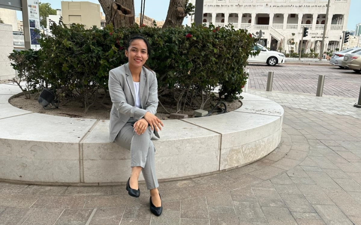 CARI INFORMASI: Sulastri, pekerja migran asal Bogoran, Kecamatan Kampak, di sela aktivitasnya bekerja di sebuah hotel di Doha, Qatar.