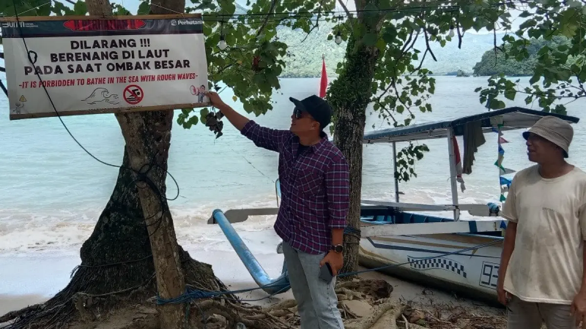 Plt Kepala Disparbud Trenggalek Tony Widianto meninjau kebersihan destinasi wisata yang ada