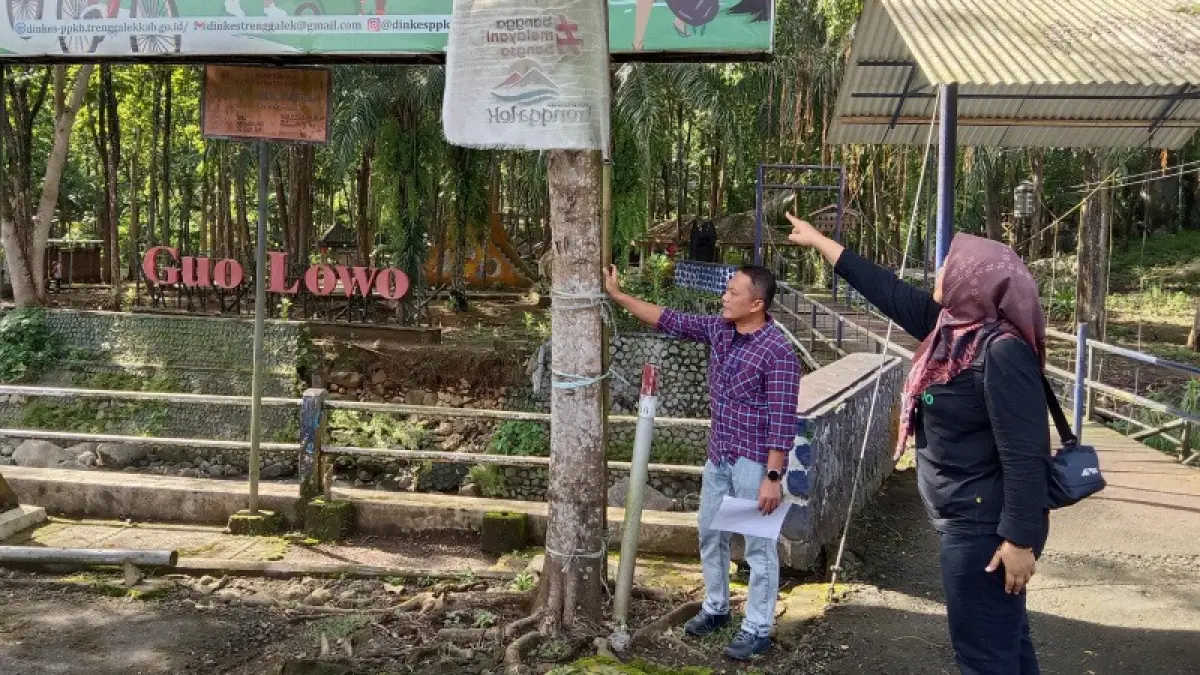 SAMBUT LIBURAN: Plt Disparbud Trenggalek Tony Widianto meninjau persiapkan segala aspek penunjung di destinasi wisata guna menyabut libur panjang lebaran.