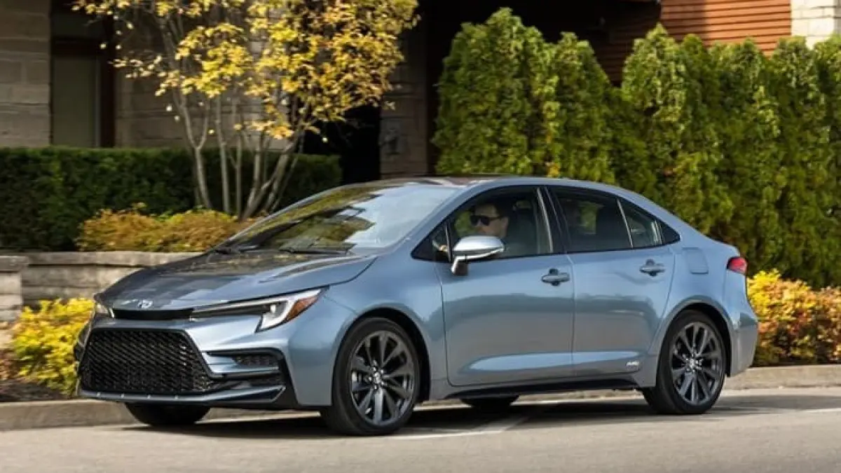 Toyota Corolla Cross 2026 hadir dengan desain baru, fitur safety lengkap, dan mesin hybrid irit. Simak spesifikasi dan perkiraan harganya.