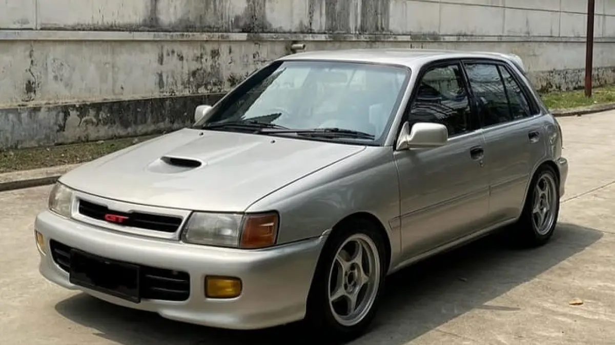 Toyota Starlet Kapsul masih diminati di 2026. Simak kelebihan, kekurangan, dan harga bekasnya sebelum membeli.