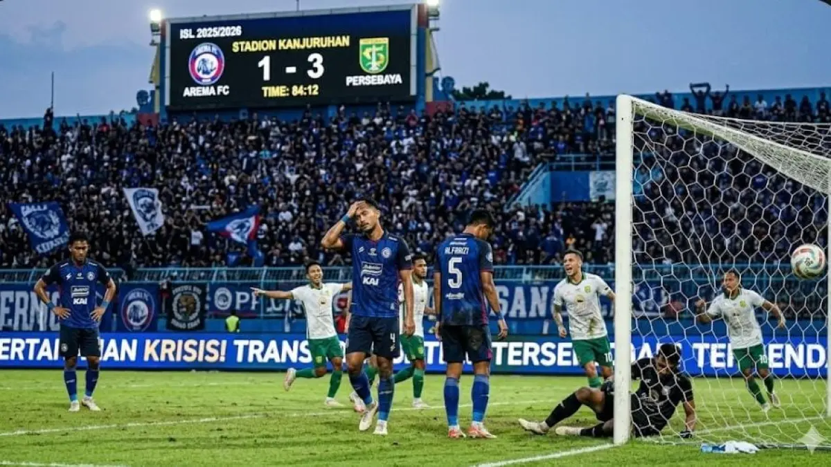 Arema FC krisis pertahanan di Super League 2025/2026, transformasi tim tersendat akibat lini belakang yang rapuh.
