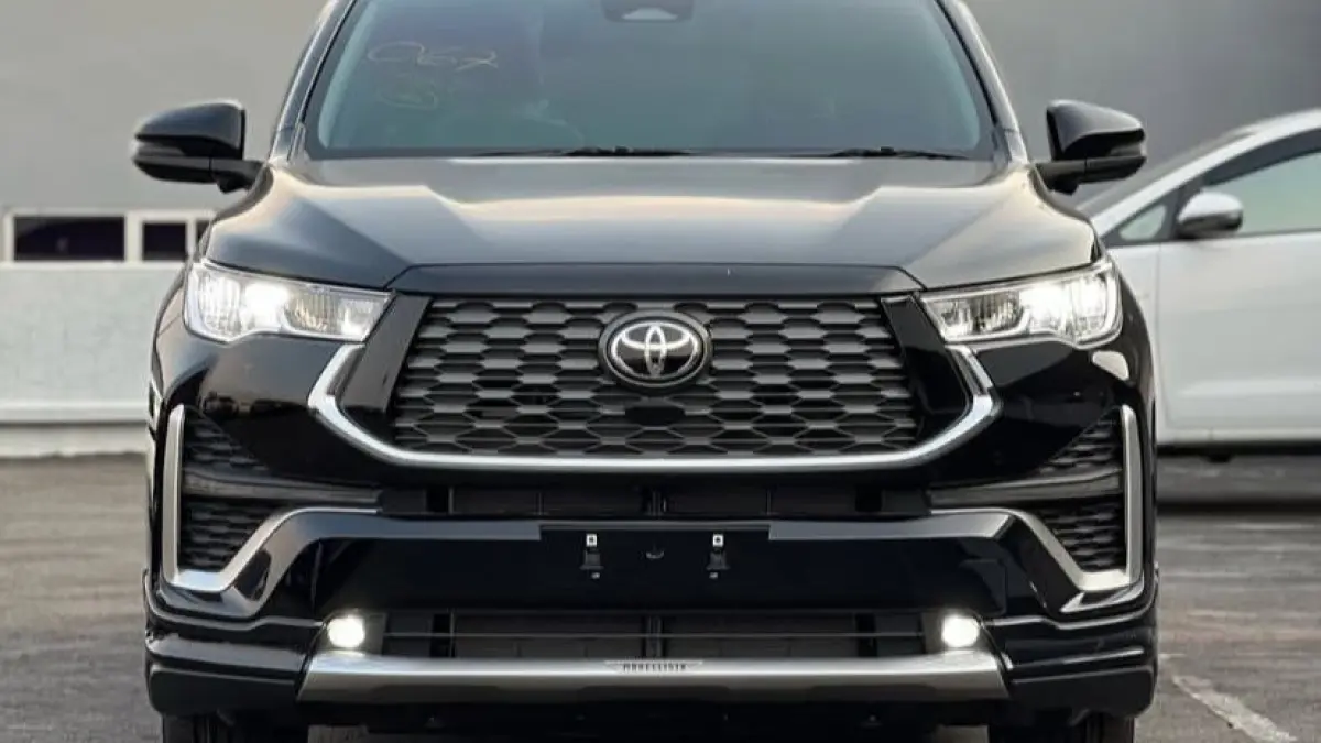 Cek detail Toyota Innova Reborn 2026 Hitam! Interior full black ala Venturer, mesin diesel bertenaga, & head unit 9 inci wireless. Klik untuk spek lengkap!