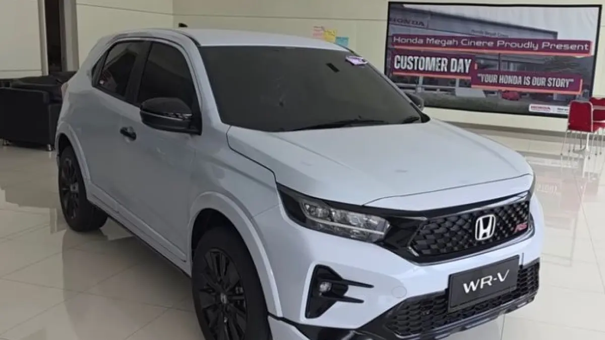Cek harga Honda WR-V RS Facelift 2026! Head unit makin lebar, ada ambient light, harga justru turun di bawah Rp300 juta. Klik untuk spek lengkapnya!