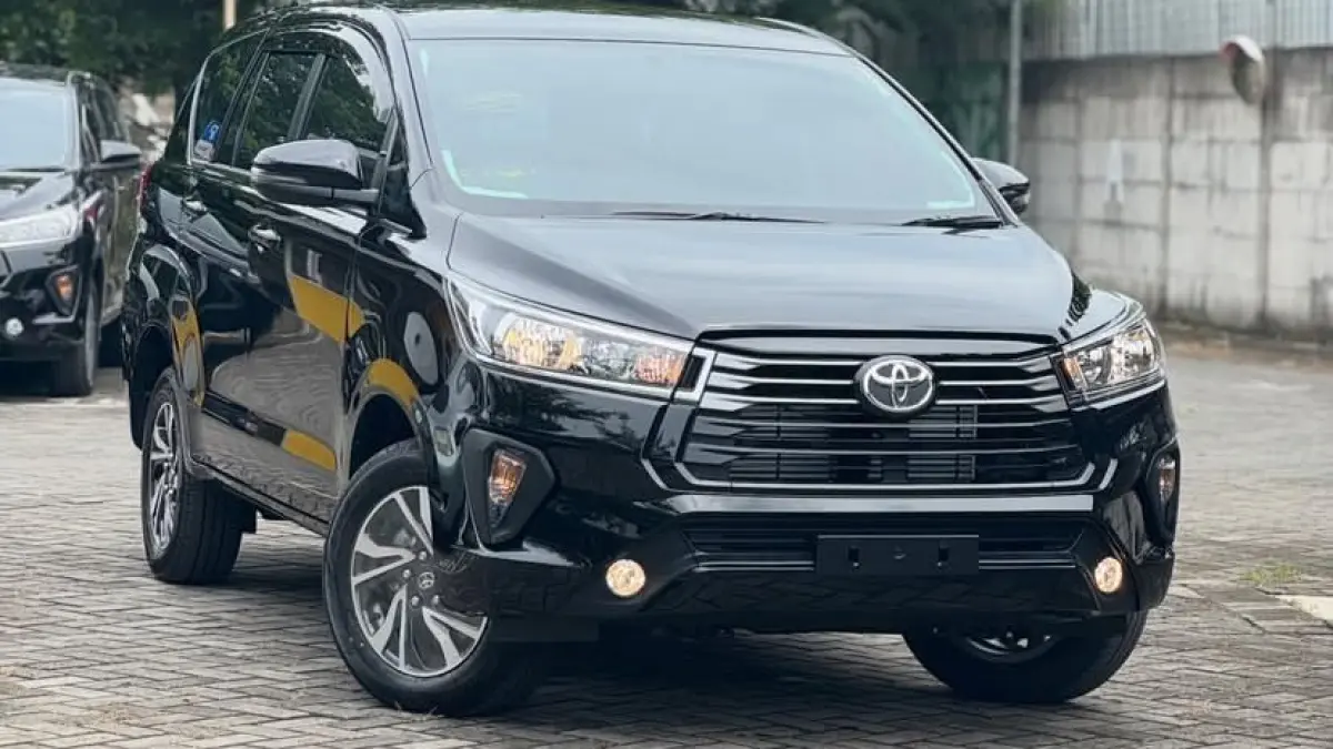 Cek harga Toyota Innova Reborn 2026 Diesel terbaru! Fitur safety naik kelas, interior wood panel, & promo DP mulai 41 Jutaan. Mobil investasi paling awet!