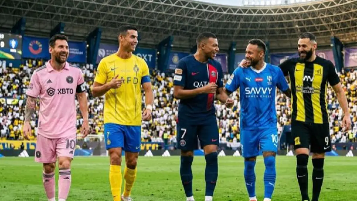 Siapa pemain bola dengan gaji tertinggi di dunia 2024? Cristiano Ronaldo puncaki daftar dengan Rp4 triliun, ungguli Messi dan Mbappe. Cek daftarnya!