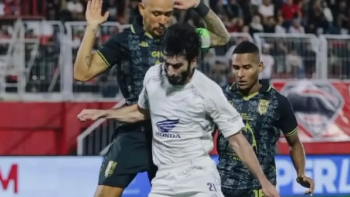 Aksi sangar Savio Roberto buat fans Persebaya jatuh hati! Intip statistik memukau gelandang Brasil ini dan update denda fantastis Bajul Ijo.