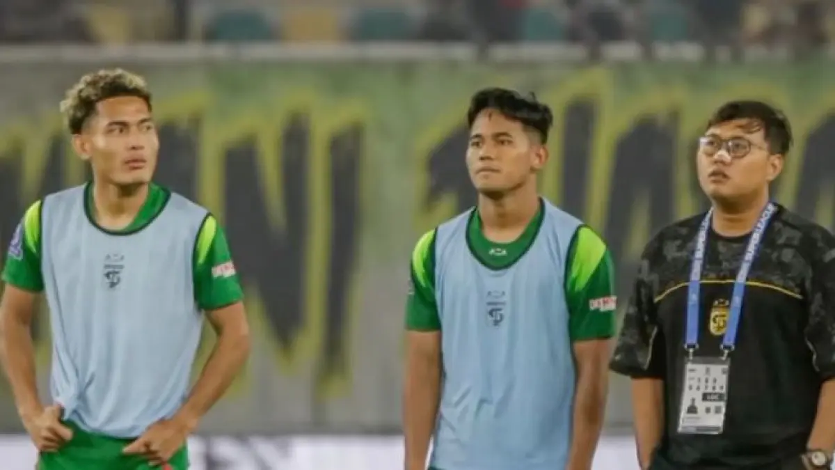 Hanya Persebaya Surabaya Super League yang bertahan di papan tengah! Simak polemik penutupan Tribun Utara GBT dan protes keras Green North 27 di sini.