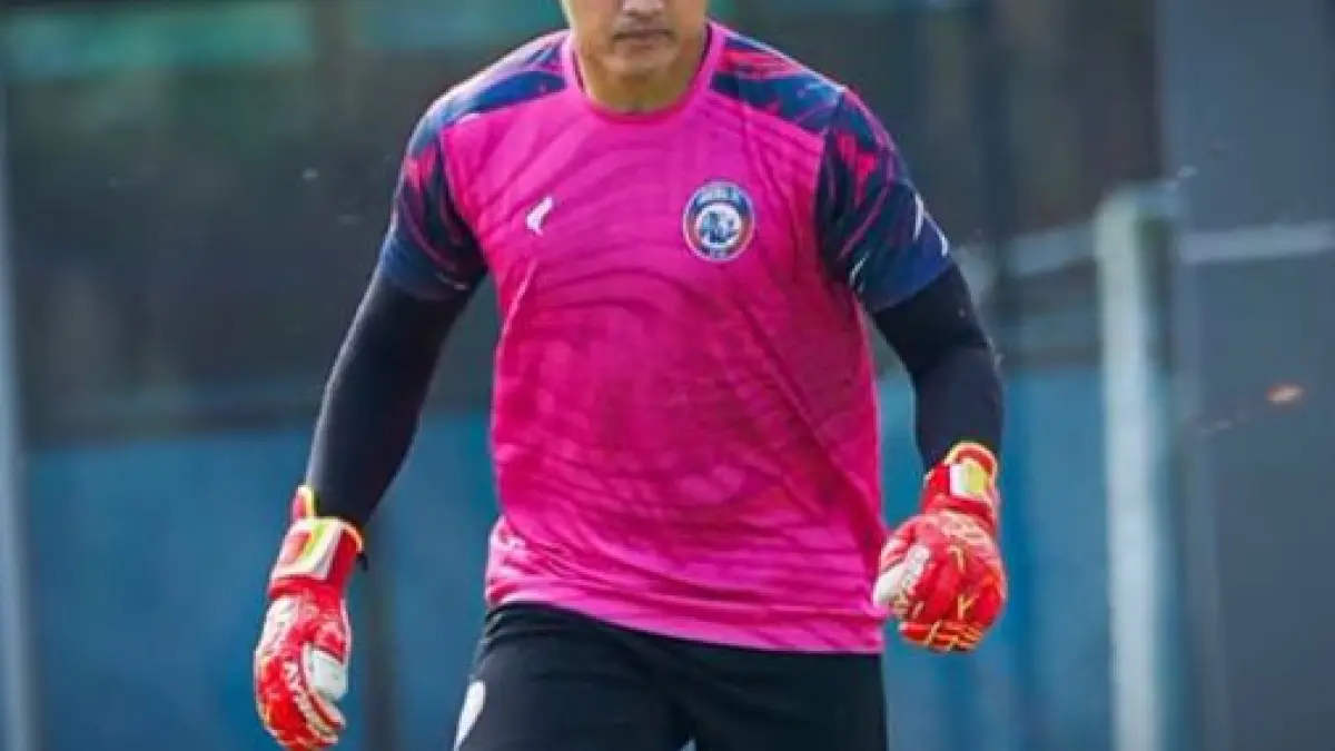 Jersey Baru Arema FC resmi meluncur dengan misi mulia! Seluruh untung penjualan didedikasikan untuk keluarga korban tragedi. Cek kabar Adi Satrio di sini.