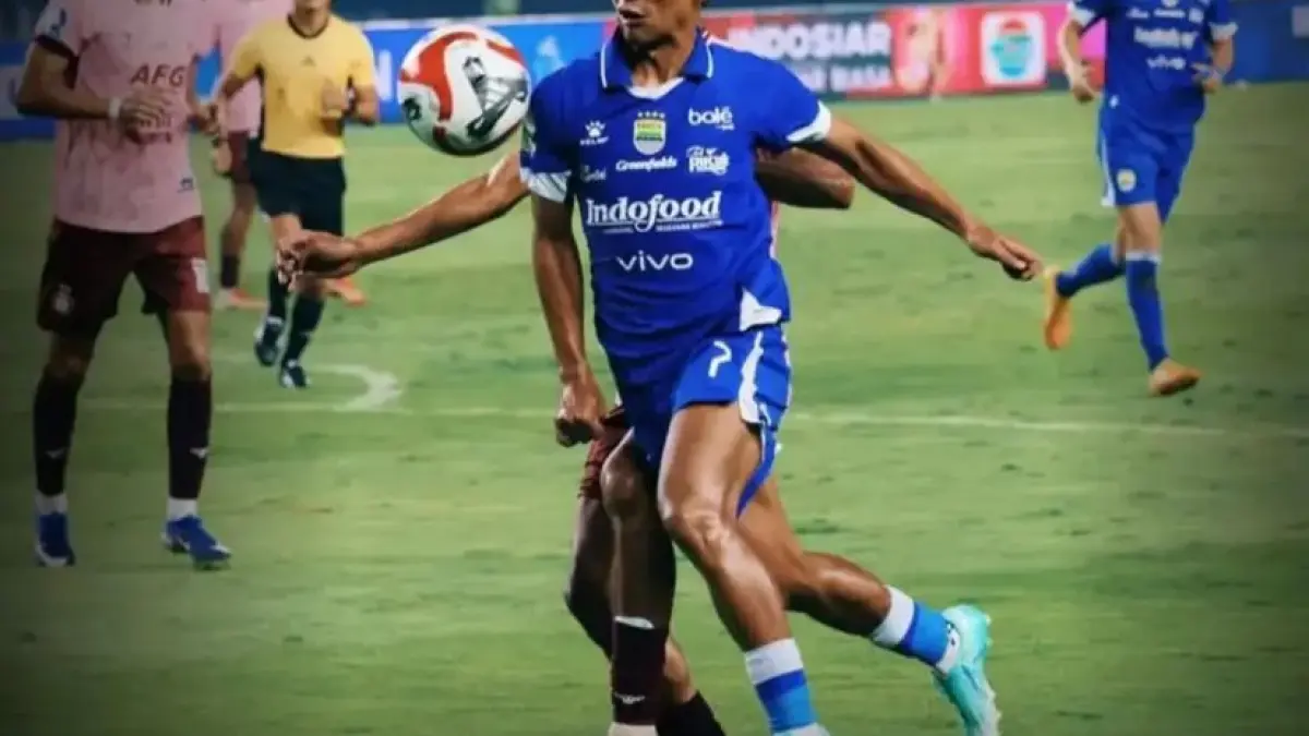 Persib Bandung siapkan cuci gudang! Intip dukungan Bojan Hodak untuk Frans Putros ke Piala Dunia 2026 dan rencana boyong Ole Romeny ke Bandung.