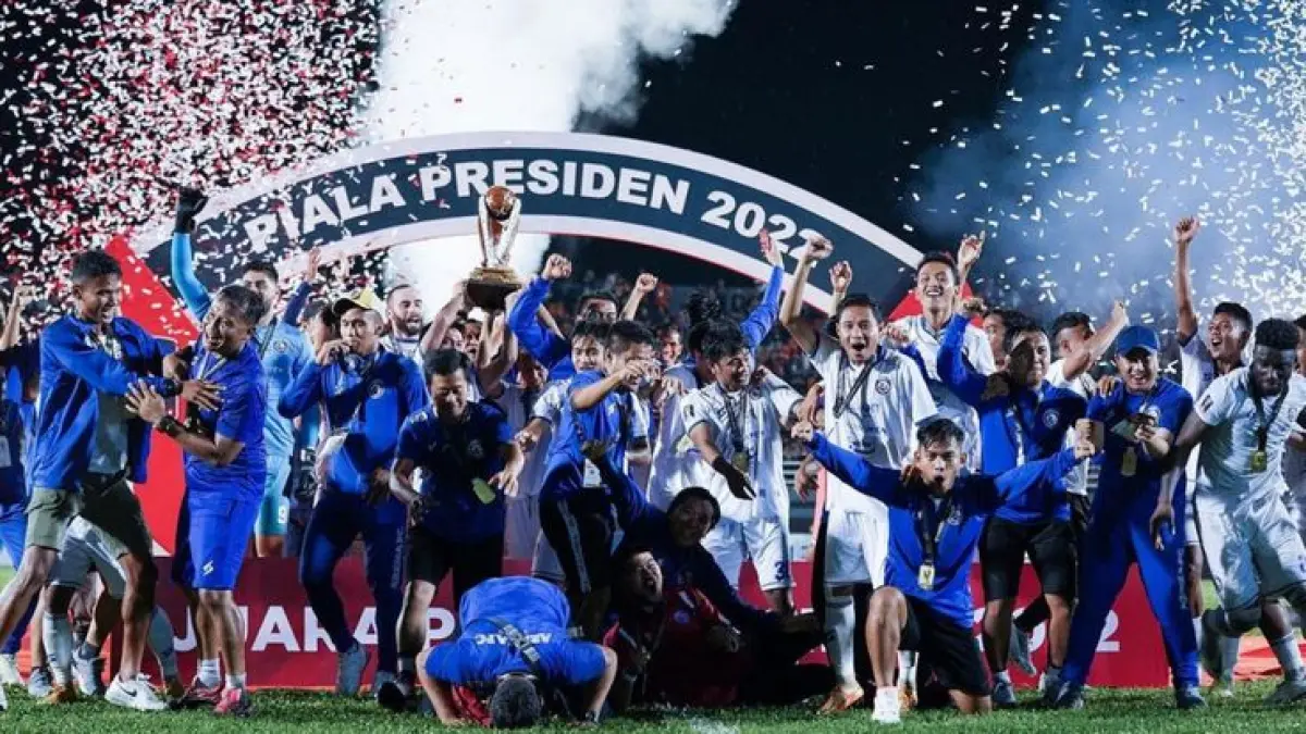 Adi Satrio pakai pelindung kepala saat latihan Arema FC usai cedera. Penampilannya disebut mirip Petr Cech dan jadi sorotan Aremania.