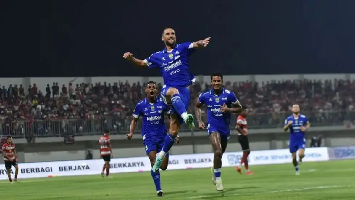 Persib puncak klasemen usai imbang lawan Borneo FC. Bojan Hodak liburkan tim saat Lebaran demi pemulihan pemain.