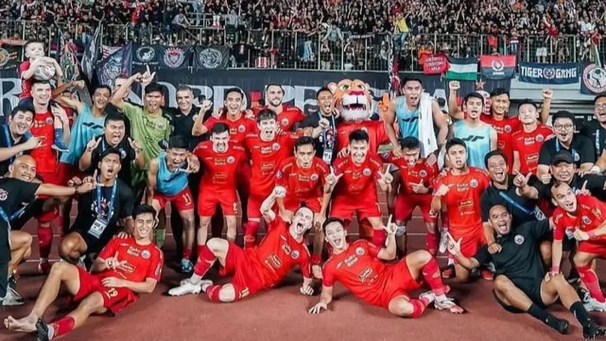 Sepak bola Indonesia naik kelas, konglomerat masuk dan ubah klub seperti Persebaya dan Bali United jadi bisnis modern.