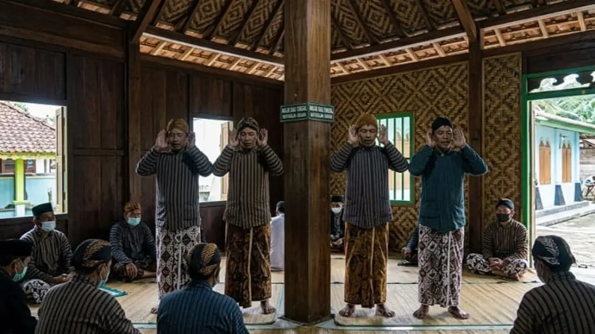 Masjid Saka Tunggal Banyumas unik dengan adzan 4 orang tanpa pengeras suara dan tradisi Aboge yang masih lestari.