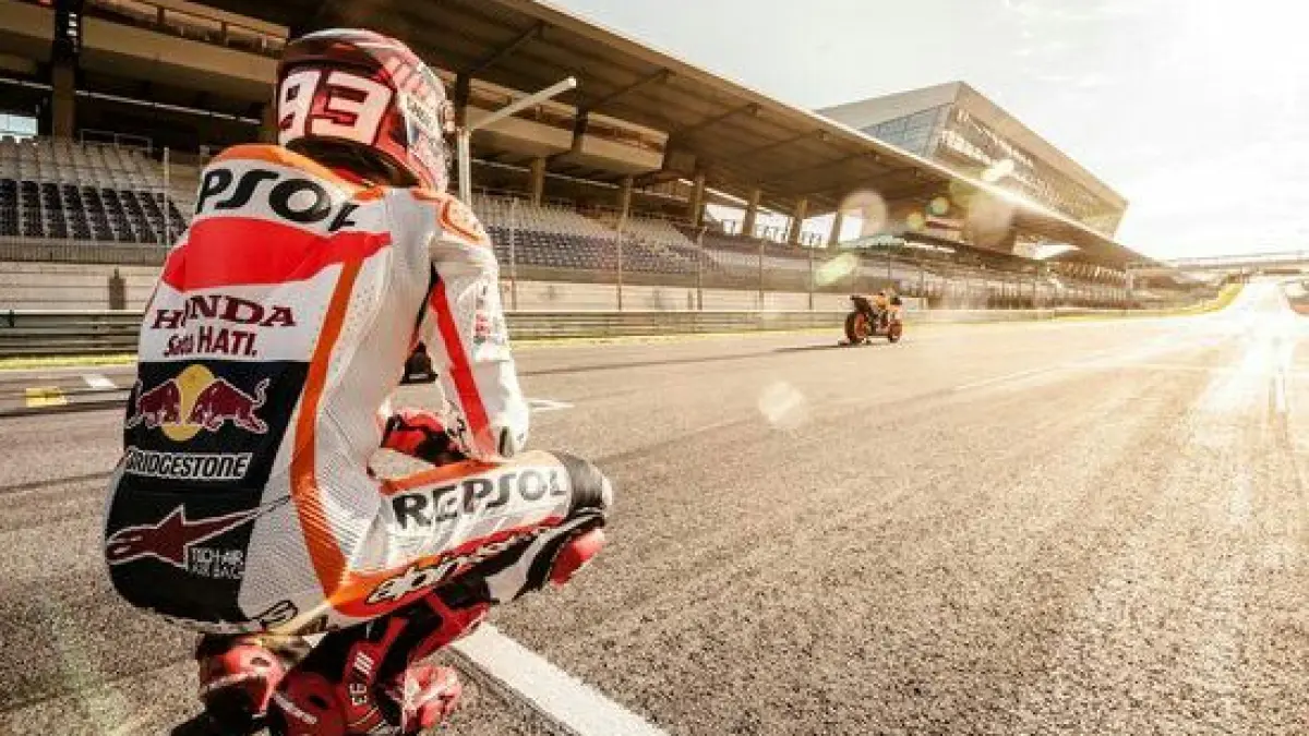 MotoGP Amerika 2026 penuh drama! Jorge Martin menang dramatis, Marc Marquez crash di awal. Simak hasil dan kejutan lengkapnya.