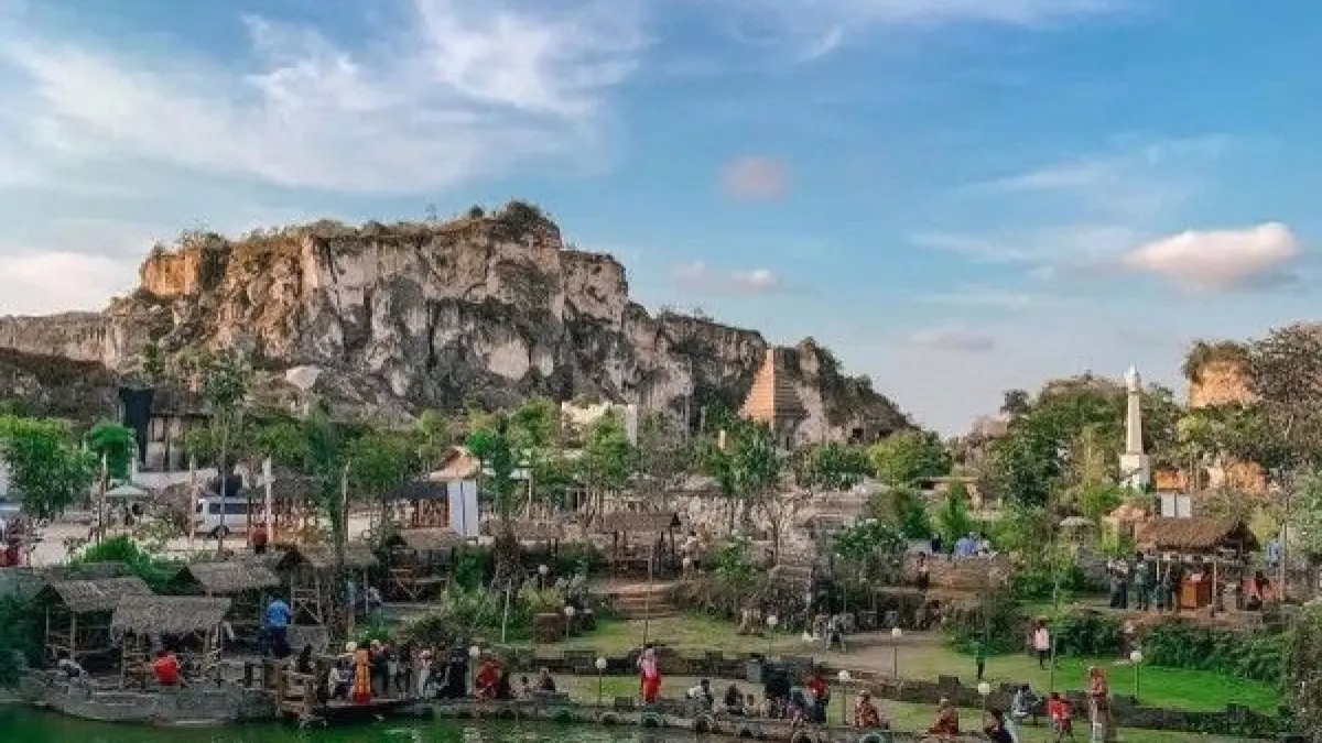 Desa unik di puncak gunung Gresik viral! Bukit Surowiti 800 MDPL tawarkan panorama indah dan kehidupan warga di atas bukit.