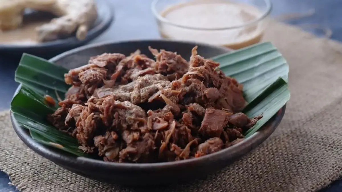 Kuliner Malioboro Jogja viral! Turis Korea bongkar rekomendasi soto, kopi, hingga bistik legendaris yang wajib dicoba.