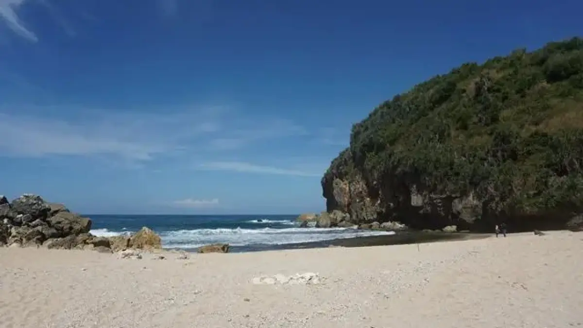 Pantai Kayu Arum Gunungkidul viral 2026, tawarkan pasir putih, air jernih, dan spot ayunan estetik, tiket masuk cuma Rp5.000!
